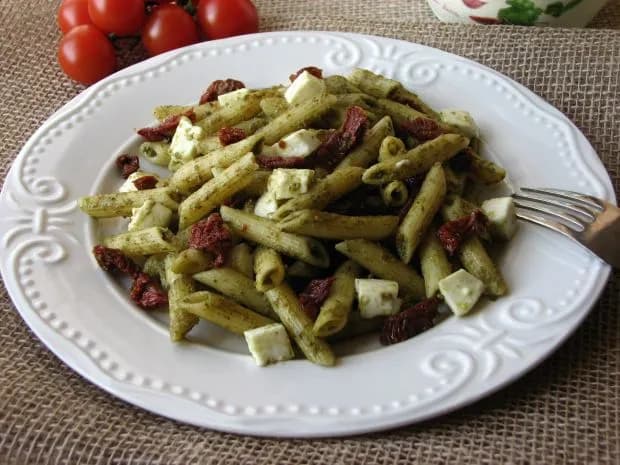 Szybki przepis na makaron penne z pesto, który zachwyci każdego