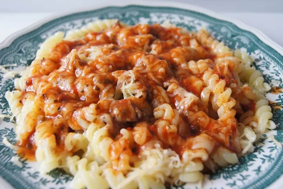 Szybki sos do spaghetti z przecieru: przepis w 15 minut
