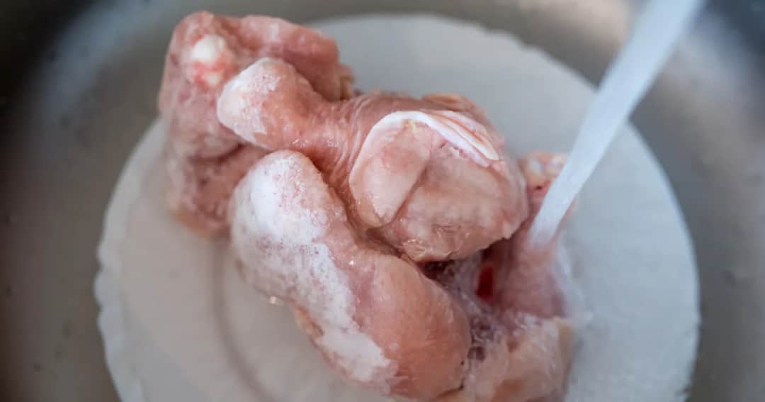 Ile czasu rozmraża się kurczak? 4 skuteczne metody i porady