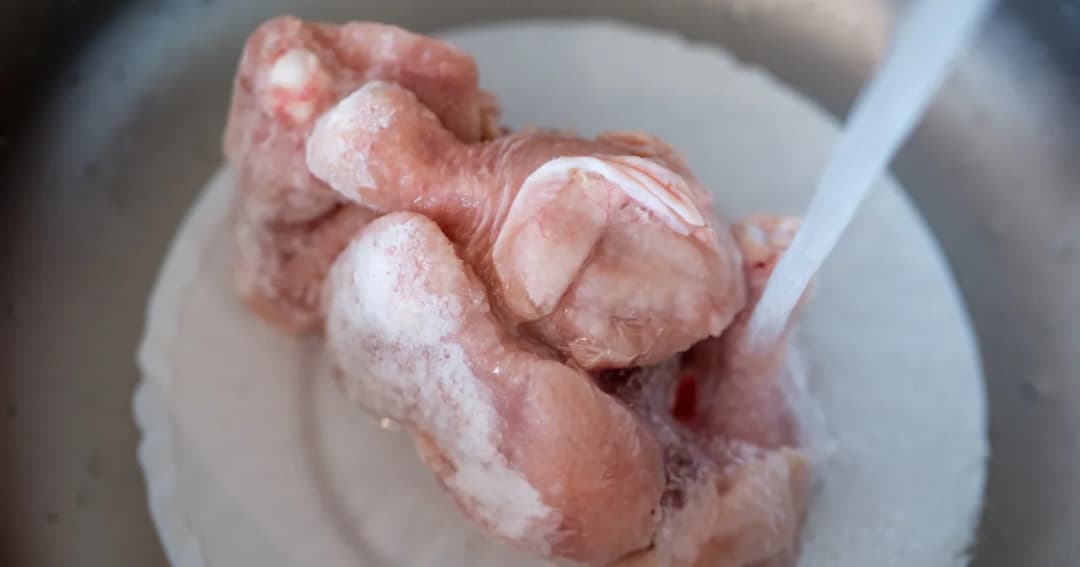 Ile czasu rozmraża się kurczak? 4 skuteczne metody i porady