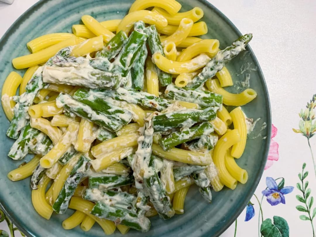 Penne w sosie śmietanowym – proste przepisy z pysznymi dodatkami