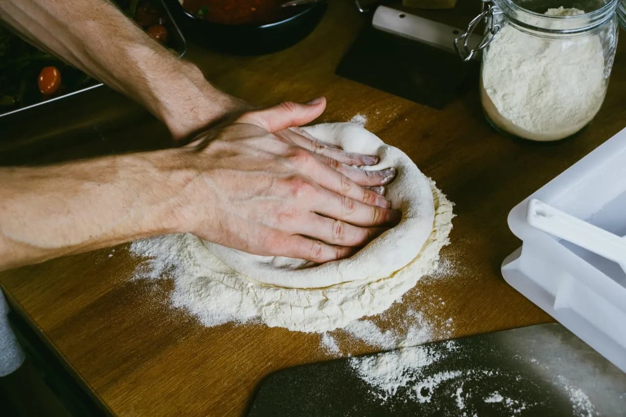 Dlaczego ciasto na pizzę nie jest elastyczne i jak to naprawić
