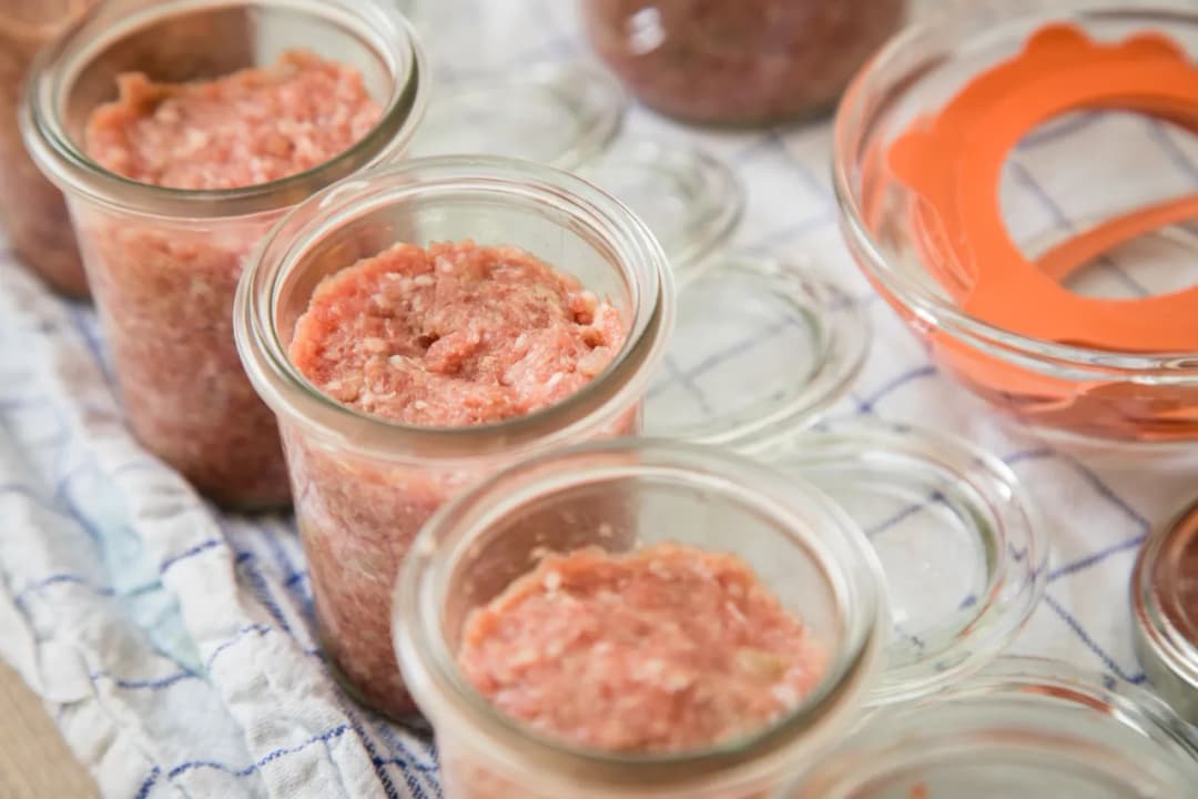 Przepis na kiełbasę ze słoika, która przywróci smaki dzieciństwa