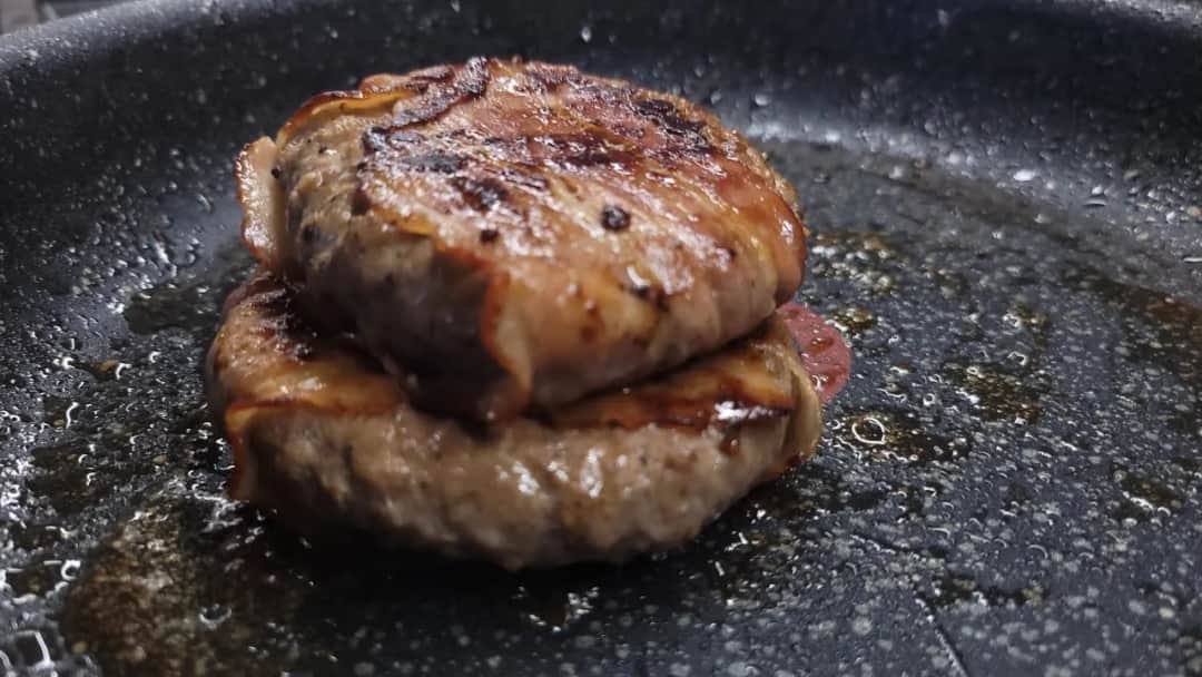 Na czym smażyć burgera, aby uzyskać idealną teksturę i smak?