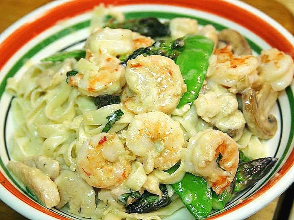 Jak zrobić krewetki z makaronem w sosie: przepis krok po kroku