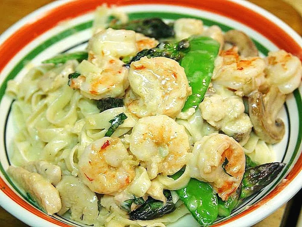 Jak zrobić krewetki z makaronem w sosie: przepis krok po kroku