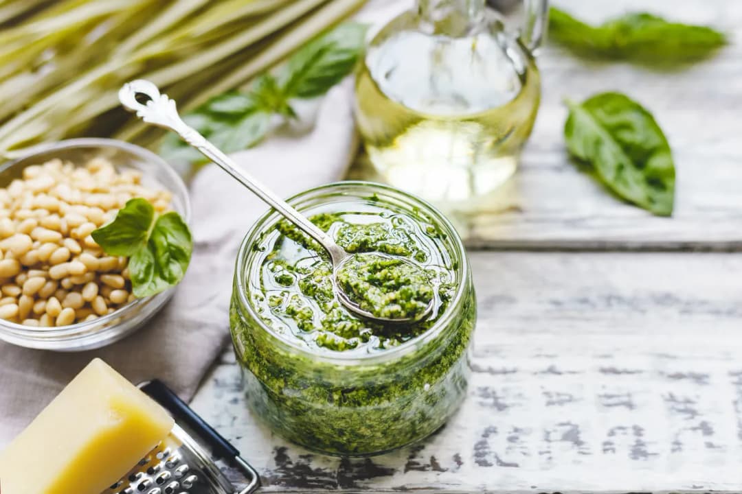 Jak wykorzystać pesto z bazylii? 8 pysznych przepisów, które musisz znać