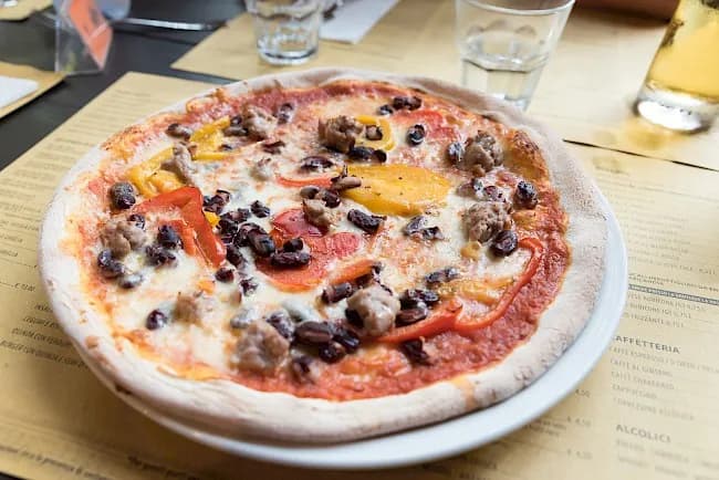 Ile kalorii ma średnia pizza? Zaskakujące fakty o kaloryczności