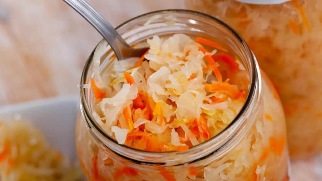 Jak zrobić sałatkę z kapusty kiszonej - prosty przepis na zdrowie