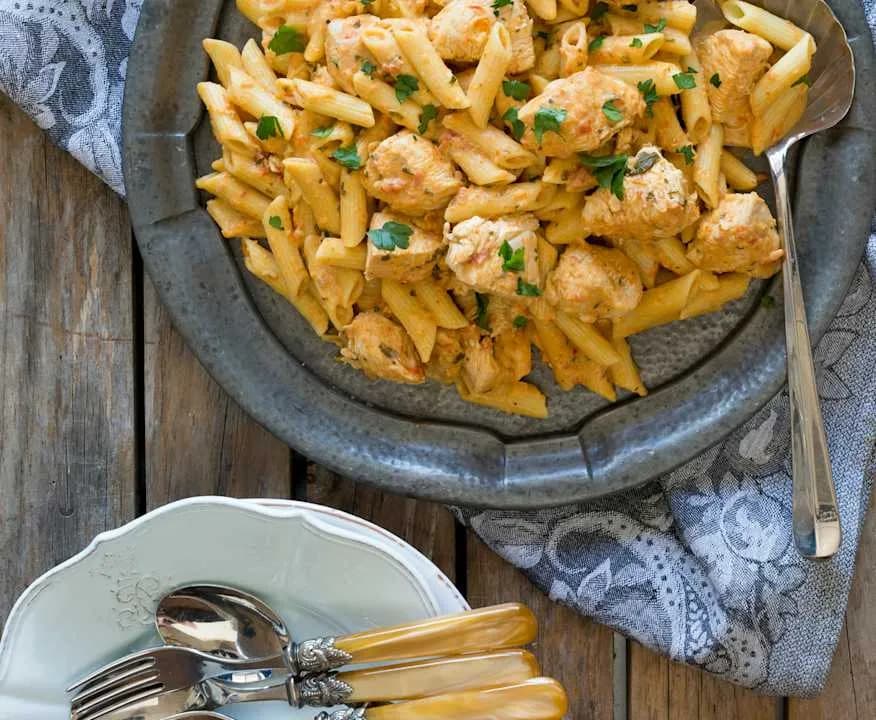 Szybki przepis na makaron penne z kurczakiem i suszonymi pomidorami