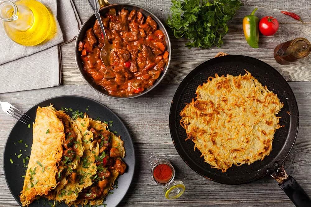 Jak się robi placek po węgiersku – łatwy przepis na pyszne danie