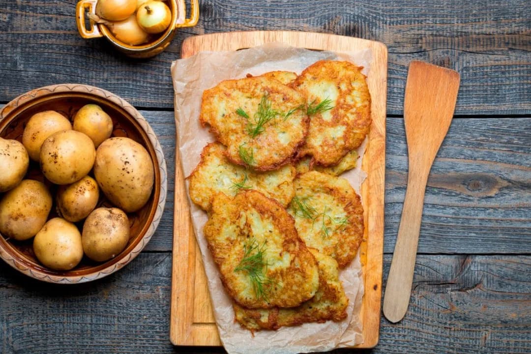 Z czym podawać placki ziemniaczane? Odkryj pyszne dodatki!