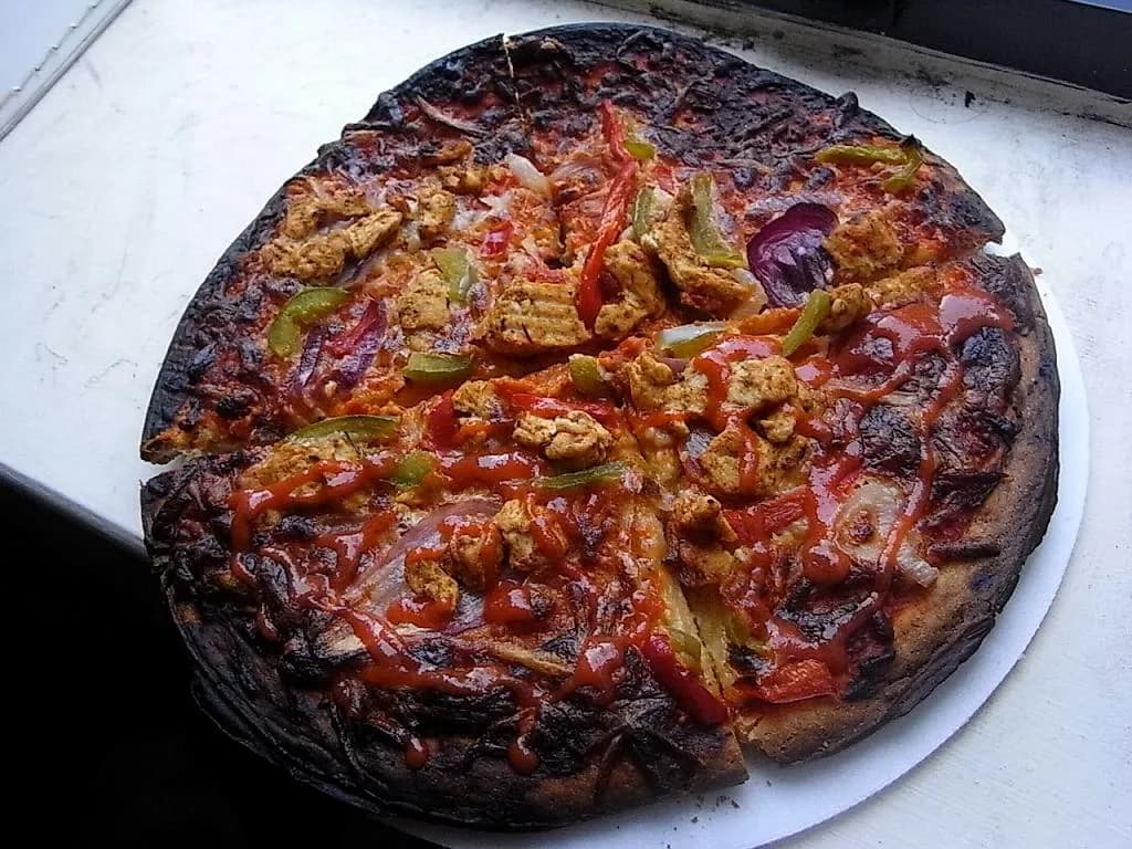 Jak długo i w jakiej temperaturze piec mrożoną pizzę - poradnik