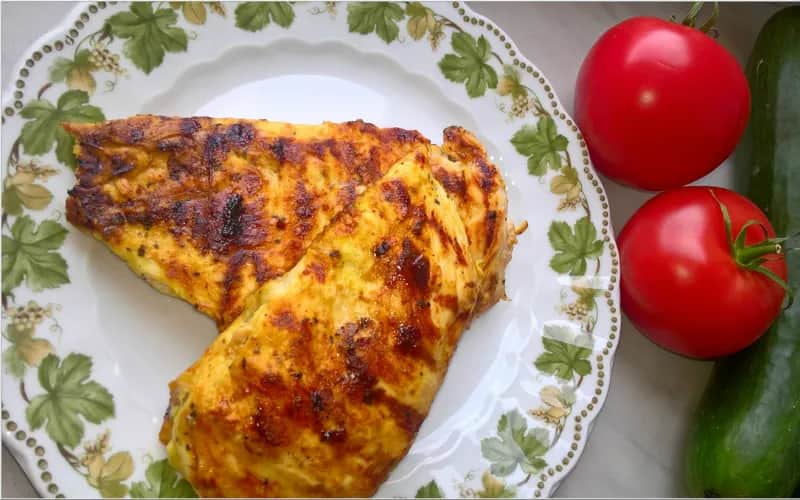 Jak zamarynować pierś z kurczaka na grilla, aby była soczysta i aromatyczna