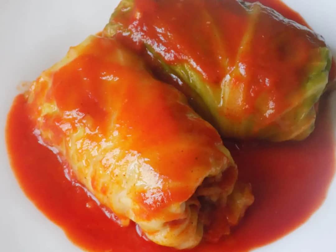 Jak zrobić gołąbki z ryżem w sosie pomidorowym: Prosty przepis