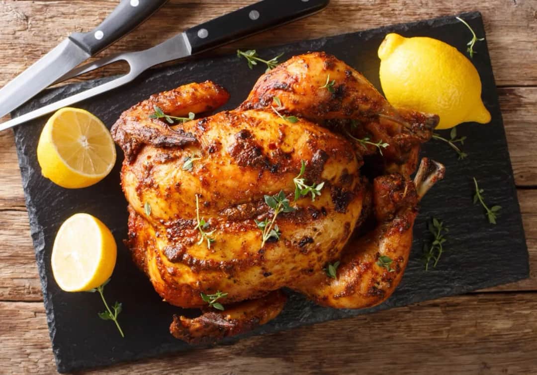 Czy kurczaka piec pod przykryciem? Odkryj najlepsze metody pieczenia
