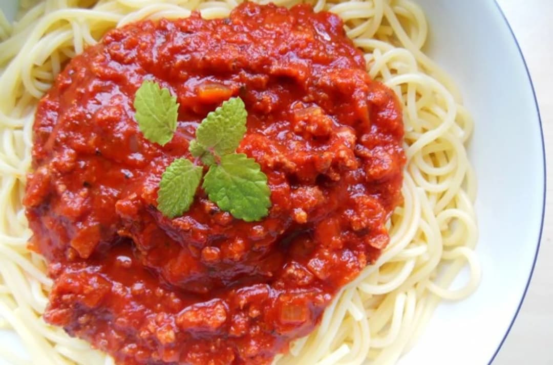 Prosty przepis na spaghetti z mięsem mielonym i koncentratem pomidorowym, który zachwyci każdego