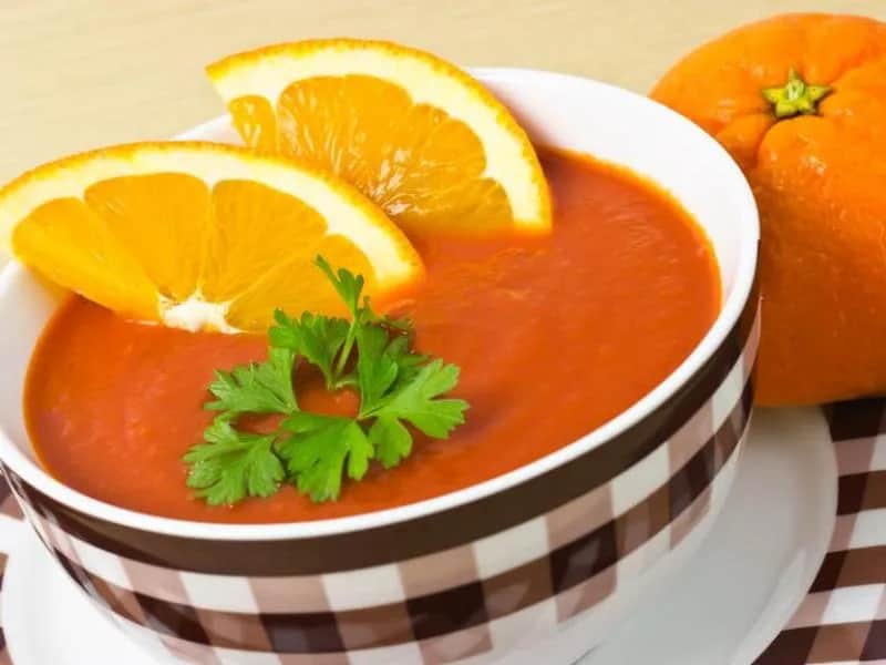 Jak zrobić zupę owocową: Przepis na pyszny chłodnik na lato